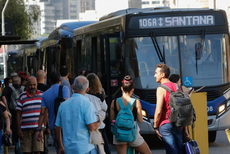 Manifestantes protestam contra aumento das passagens municipais em SP