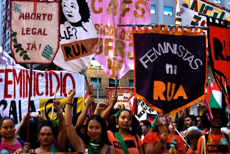 Dia Internacional da Mulher no Rio pede igualdade e fim da escala 6x1